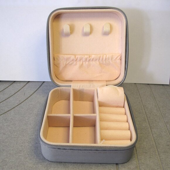 🆕 Portable Travel Jewelry Gray Zippered Box 3 1/2 X 3 1/2 INCHES - Picture 3 of 6